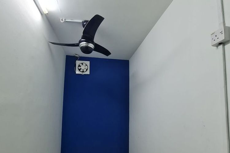Foto kamar sempit disewakan seharga 350 ringgit (Rp 1,15 juta) sebulan di Seri Kembangan, Selangor, Malaysia, viral karena ukurannya yang sangat kecil.