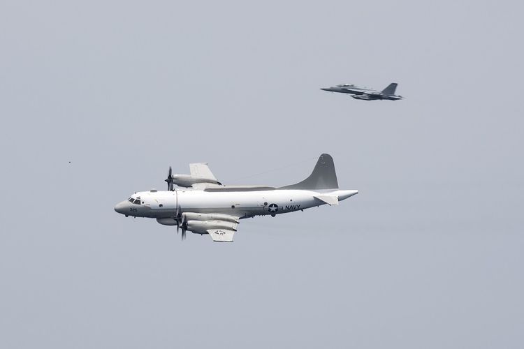 Pesawat pengintai Angkatan Laut AS EP-3E Aries  dikawal oleh pesawat perang elektronik EA-18G Growler sedang melakukan flyby di atas kapal induk USS Harry S Truman di Teluk Arab, 24 April 2016. (Foto: Dokumentasi)