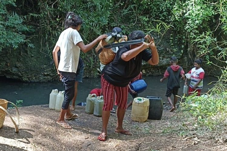 Foto: Warga Dusun Hurabegor, Desa Darat Gunung, Kecamatan Talibura Kabupaten Sikka, NTT, sedang mengambil air di kali Wairbura, Jumat (11/10/2022).