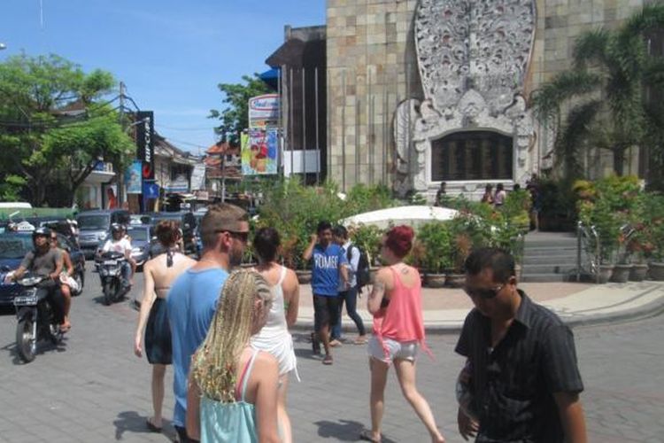 Wisatawan dalam dan luar negeri di Monumen Bom Bali, Jalan Legian Kuta, Bali.