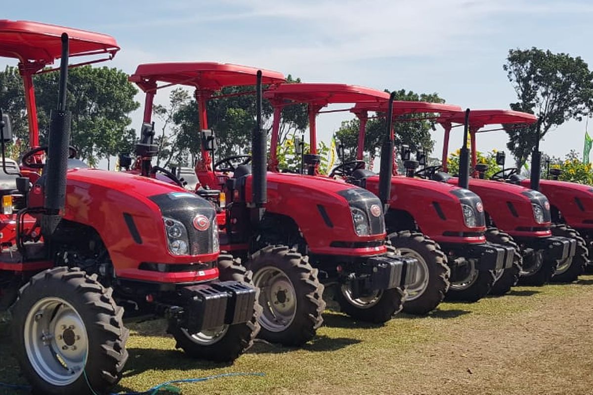 Kementan serahkan lima traktor roda empat kepada para petani di Kediri, Kamis (8/8/2019).