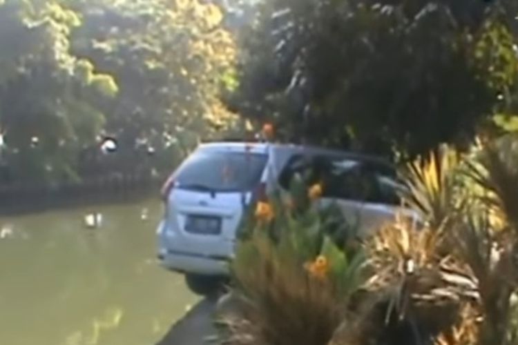 Sebuah mobil menabrak lampu penerangan jalan di Tanjung Duren, Jakarta Barat sampai nyaris tercebur ke kali