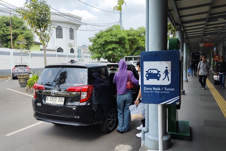 Zona penjemputan penumpang di Stasiun Pasar Senen, Senin (1/12/2025). 