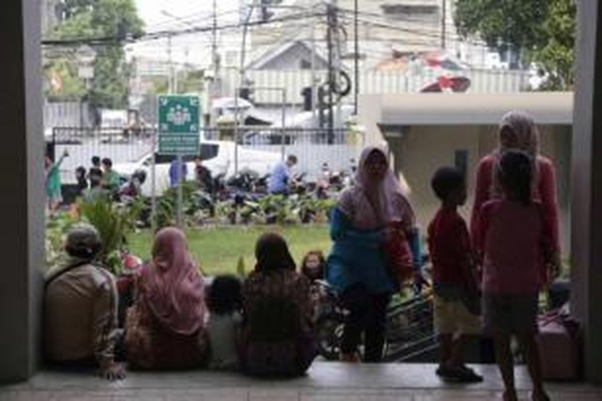 Warga beraktivitas di rumah susun Jatinegara Barat, Kampung Melayu, Jatinegara, Jakarta Timu, Sabtu (22/8/2015). Rumah susun dua tower dengan kapasitas kurang lebih 500 kamar ini khusus disediakan oleh Pemprov DKI Jakarta untuk relokasi warga kampung pulo yang rumahnya digusur.