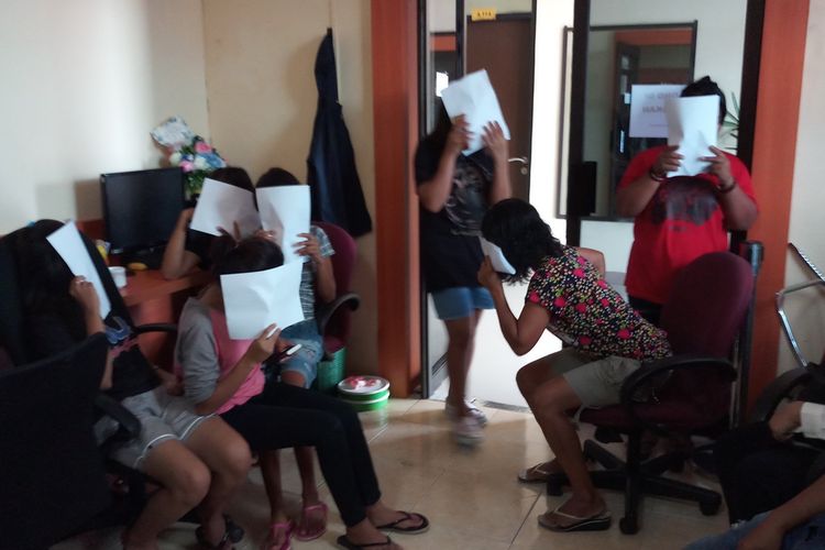 Tujuh wanita yang disekap di Perumahan Bambu Kuning Blok B27 No.21 Sagulung, Batam, Kepulauan Riau, yang berhasil di selamatkan jajaran Subdit IV Direktorat Reserse Kriminal Umum (Ditreskrimum) Polda Kepri saat ini sudah dipulangkan kekampung halamannya.