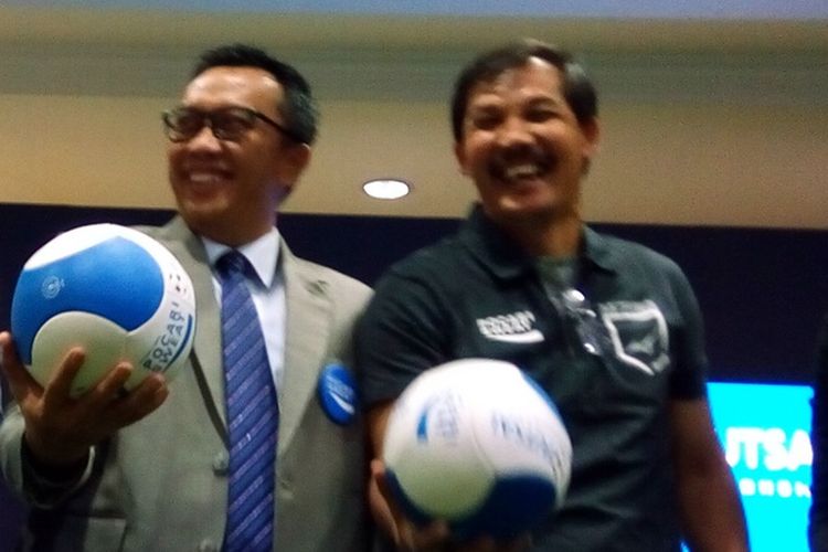 Menteri Pemuda dan Olahraga Imam Nahrawi (kiri) dan legenda sepak bola Indonesia Ricky Yacobi (kanan) berpose bersama saat pergelaran  grand championship Pocari Sweat Futsal Championship (PSFC) di Jakarta pada Selasa (13/11/2018).