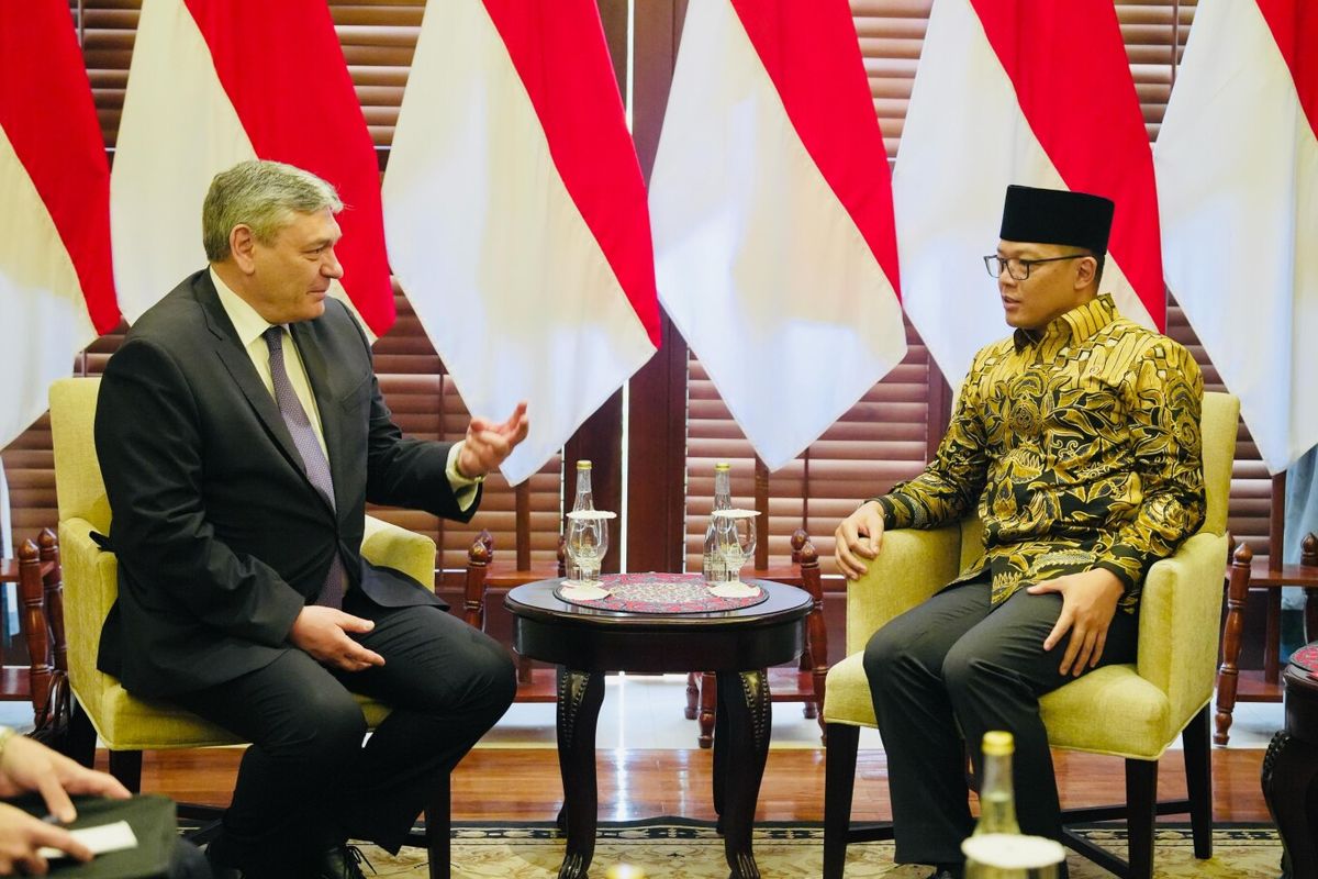 Deputi Menteri Luar Negeri Federasi Rusia, Andrey Rudenko berbincang dengan Menlu Sugiono di kantor Kementerian Luar Negeri RI, Jakarta, Senin (17/2/2025). 