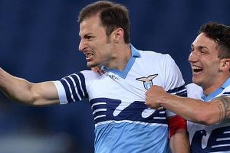 Stefan Radu dan Danilo Cataldi merayakan kemenangan Lazio atas Parma, Rabu (29/4/2015). 