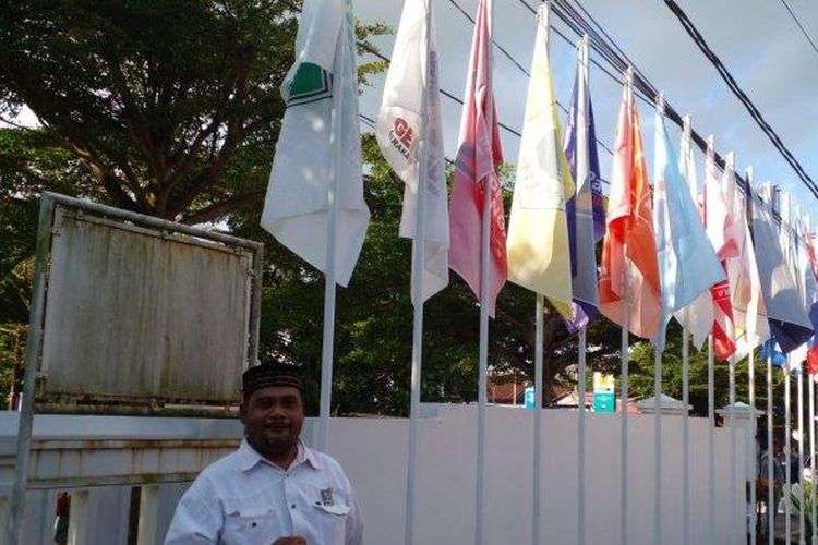 Fahrizal Rismawan (41), bacaleg PKB Ciamis untuk Dapil Ciamis 1 yang sehari-harinya berprofesi sebagai tukang parkir di kompleks sebuah minimarket di Jalan A Yani, Ciamis. 

