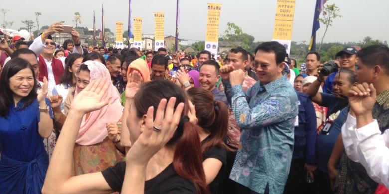 Gubernur DKI Jakarta Basuki Tjahaja Purnama ikut berjoget dengan warga saat menghadiri sejumlah acara di Rusunawa Daan Mogot, Jakarta Barat, Sabtu (5/3/2016) pagi. 



