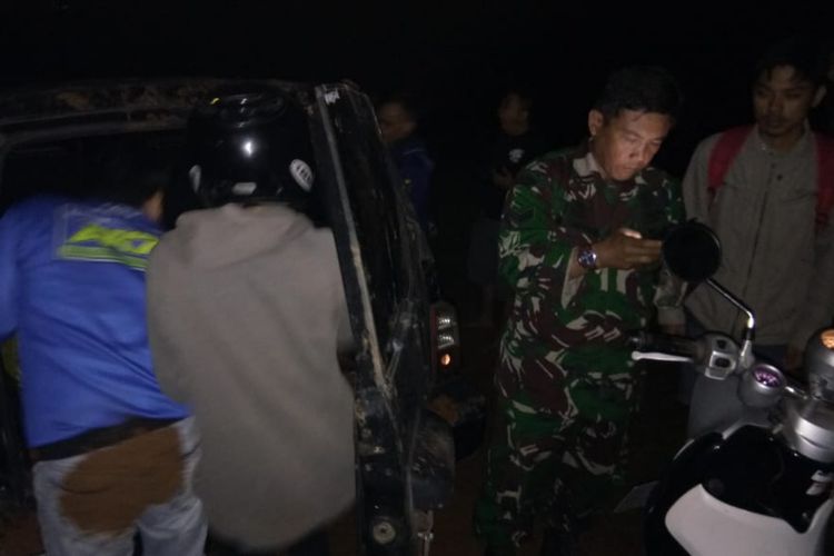 Personel Kodim 0610/Sumedang bantu evakuasi korban yang mengalami hipotermia di Bukit Nangorak, Senin (9/3/2020) dini hari WIB. 