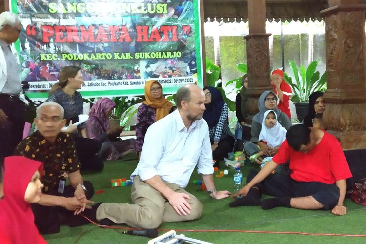 Kuasa Usaha Kedutaan Besar Australia Allaster Cox berdialog dengan penyandang disabilitas di Sanggar Inklusi Permata Hati di Desa Jatisobo, Kecamatan Polokarto, Kabupaten Sukoharjo, Jawa Tengah, Kamis (27/2/2020).