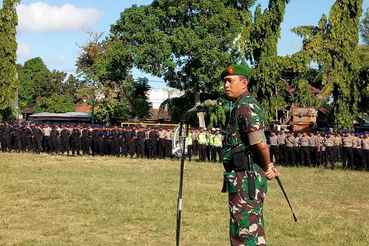 Danrem 162/WB Kolonel Czi Ahmad Rizal Ramdhani pimpin apel gabungan di lapangan Sangkareang, Kota Mataram, Kamis (22/5/2019).