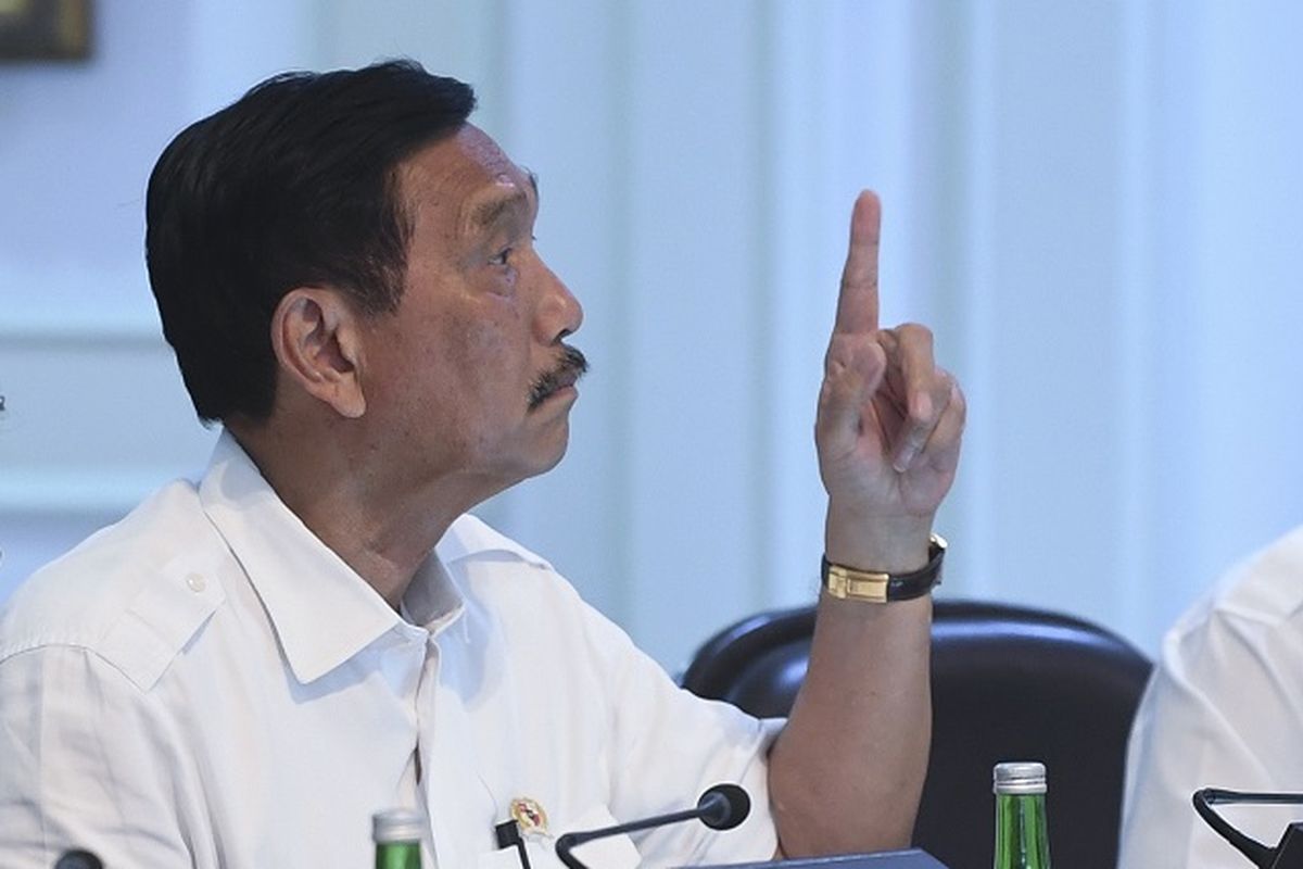 Menko Maritim dan Investasi Luhut Binsar Panjaitan (kiri) saat mengikuti rapat kabinet terbatas di Kantor Presiden, Jakarta, Senin (6/1/2020). 