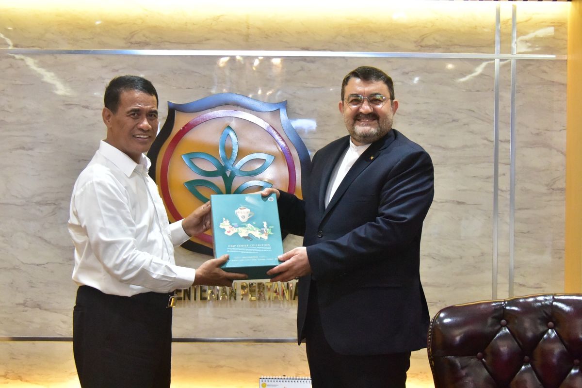 Menteri Pertanian (Mentan) Andi Amran Sulaiman berfoto bersama Duta Besar (Dubes) Iran untuk Indonesia Mohammad Boroujerdi di Kantor Pusat Kementan, Jakarta, Selasa (30/4/2024).