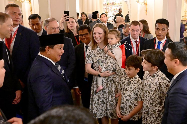 Kedatangan Presiden Prabowo Subianto disambit meriah oleh Diaspora Indonesia di hotel tempatnya bermalam di St. Petersburg, Federasi Rusia, Rabu (18/6/2025) malam. 