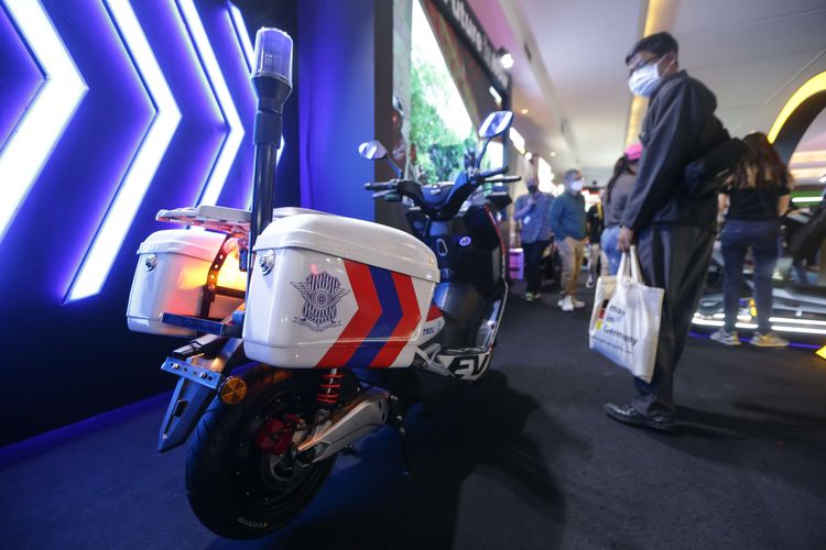 United TX3000 dibalut livery ala motor polisi dipajang di Indonesia International Motor Show (IIMS) 2023 di JIExpo, Kemayoran, Jakarta Pusat, Minggu (19/2/2023).
