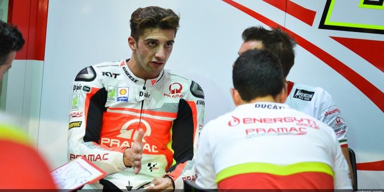 Pebalap Pramac Racing asal Italia, Andrea Iannone (tengah), berdiskusi dengan kru tim pada GP Qatar di Sirkuit Losail, Minggu (23/3/204).