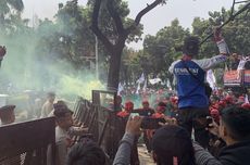 Buruh Nyalakan "Flare" Saat Demo Tuntut Kenaikan Upah di Balai Kota Jakarta