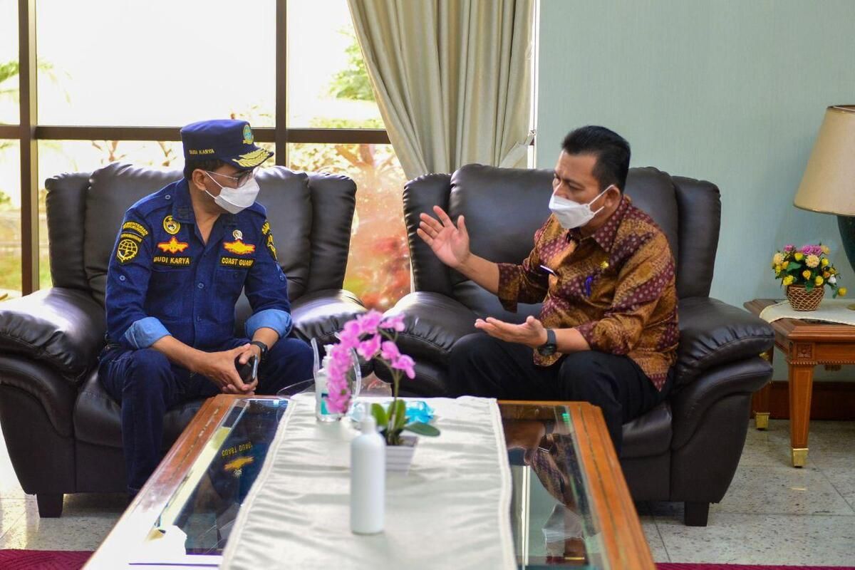 Minister of Transportation Budi Karya Sumadi (right).