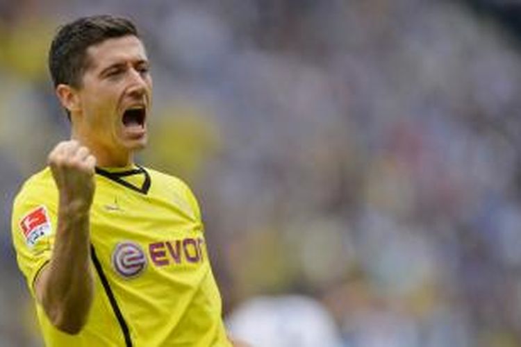 Bomber Borussia Dortmund, Robert Lewandowski, berselebrasi seusai mencetak gol ke gawang Hertha Berlin, Sabtu (10/5/2014). 