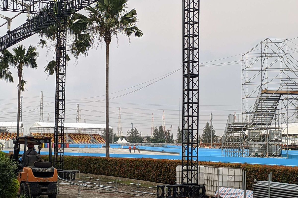 Suasana pembangunan sarana penunjang sirkuit Formula E Jakarta di Ancol, Jakarta Utara, Kamis (19/5/2022).