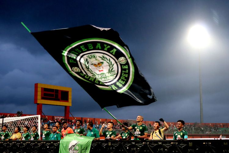 Pemain Persebaya Surabaya merayakan kemenangan usai mengalahkan Madura united saat pertandingan pekan ke-21 Liga 1 2022-2023 yang berakhir dengan skor 0-2 di Stadion Gelora Ratu Pamelingan Pamekasan, Minggu (29/1/2023) sore.