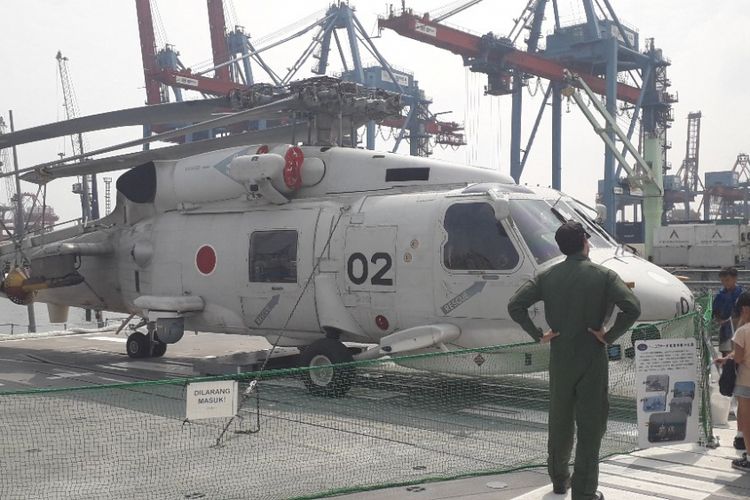 Helikopter rescue yang terparkir di buritan Kapal JS Suzutsuki, Kamis (20/9/2018).