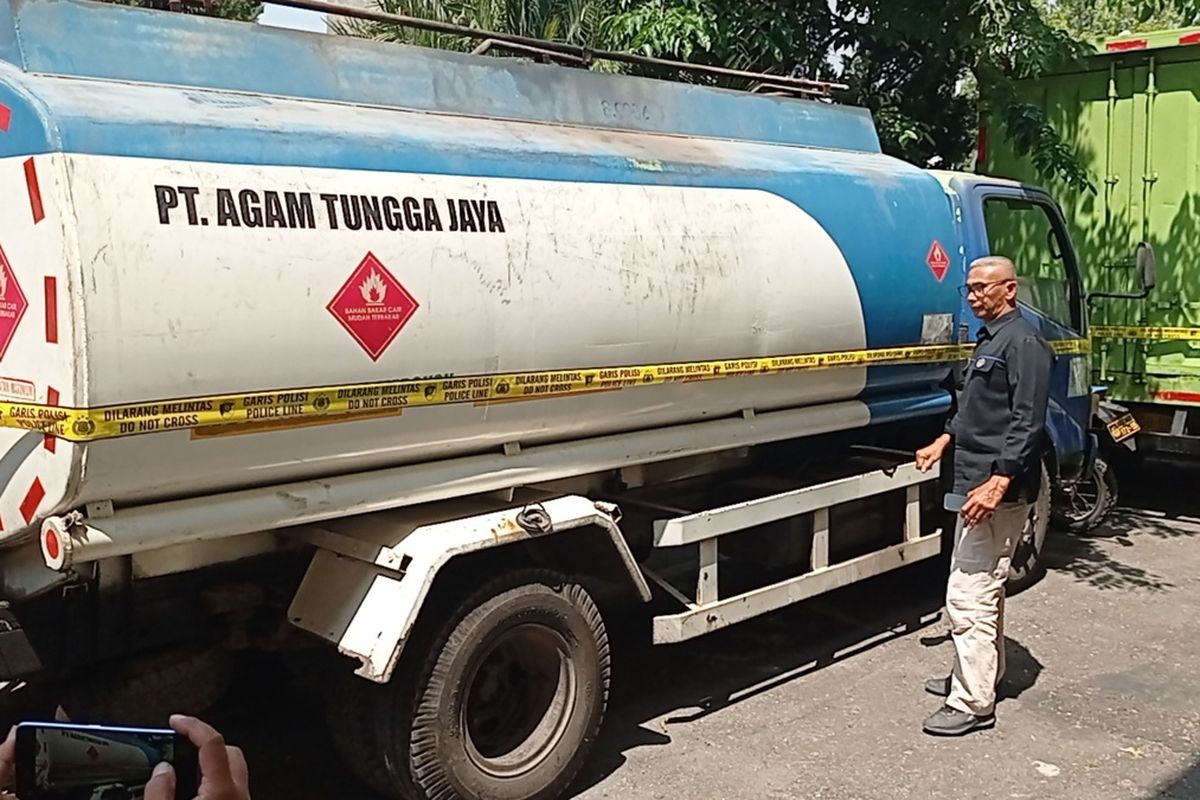 Satu mobil tangki dan dua mobil boks yang digunakan pemilik perusahaan bus di Magetan untuk menimbun solar subsidi. Para pelaku menimbun solar dengan modus membeli solar bersubsidi di sejumlah SPBU di wilayah Magetan menggunakan truk boks