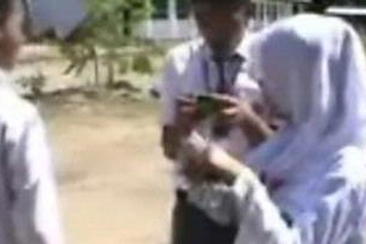 Panitia dan petugas pengamanan ujian nasional di Polewali Mandar menyita ratusan telepon selular milik pelajar, Senin (16/4/2012).