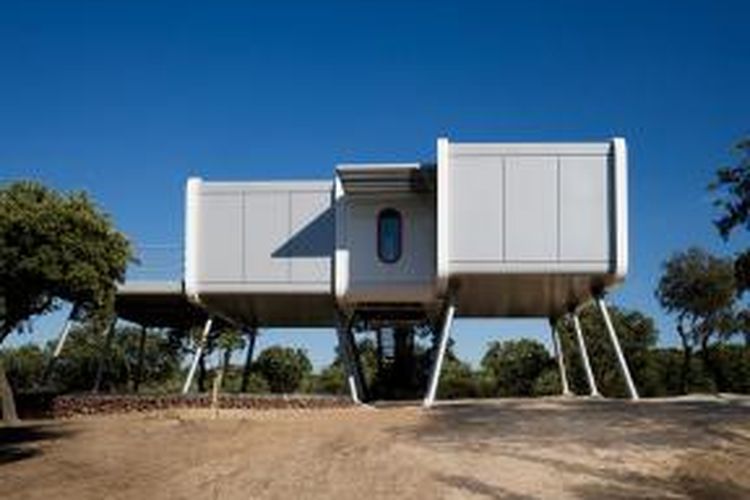 Berkonsep efisiensi energi, Spaceship Home dibangun di lahan sekitar hutan. Penggunaan teknologi di dalamnya membuat rumah ini layaknya kapal ruang angkasa sungguhan.