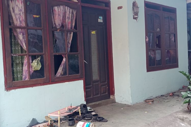 Kaca depan rusak dari salah satu rumah warga di RT 3 RW 5, Jalan Joyo Suryo, Kelurahan Merjosari, Kecamatan Lowokwaru, Kota Malang, Jawa Timur pada Sabtu (27/5/2023).