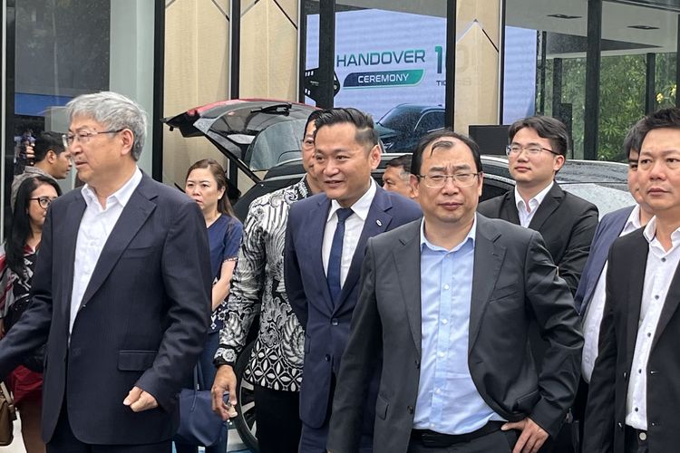 Chairman Chery Automobile Yin Tongyue (kiri) dan President of Chery International, Zhang Guibing (tengah.