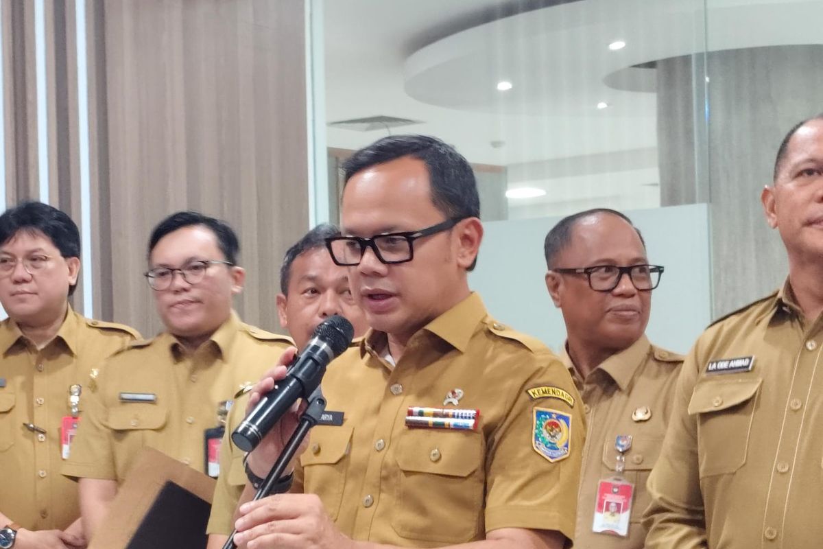 Wakil Menteri Dalam Negeri Bima Arya saat konferensi pers di Kantor Ditjen Bina Pemerintahan Desa Kemendagri, Pasar Minggu, Jakarta Selatan, Selasa (22/4/2025).