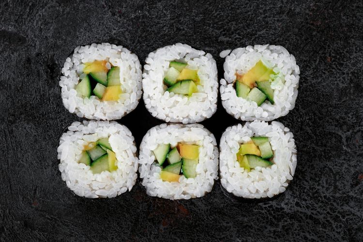 Ilustrasi maki sushi alpukat dan timun yang cocok untuk camilan anak. 