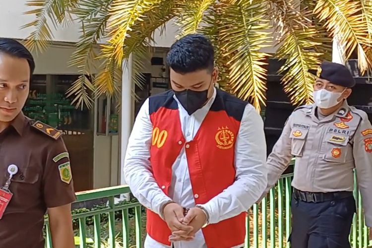 Terdakwa Shane Lukas (19) saat tiba di ruang sidang Pengadilan Negeri Jakarta Selatan untuk mendengarkan replik jaksa penuntut umum (JPU), Kamis (24/8/2023).
