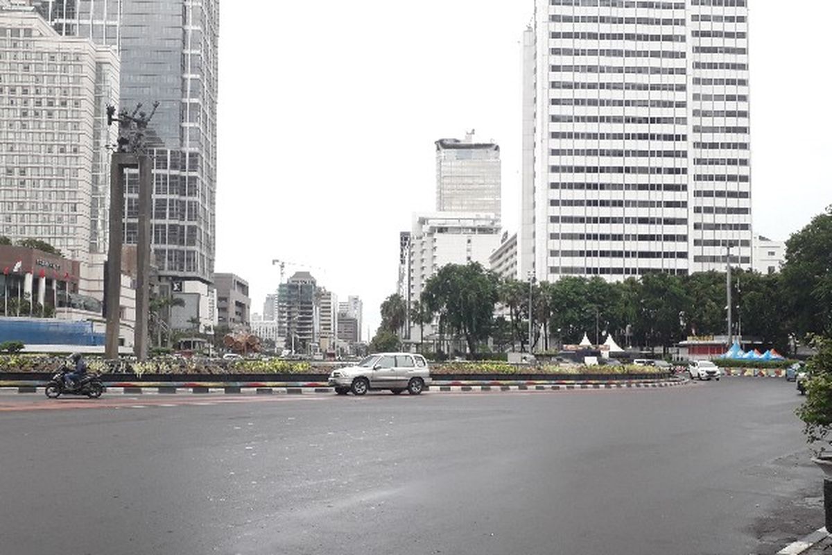 Bundaran Hotel Indonesia, Jalan Jenderal Sudirman, Jakarta Pusat tampak lengang pada Selasa (1/1/2019) usai dijadikan tempat perayaan malam tahun baru. 