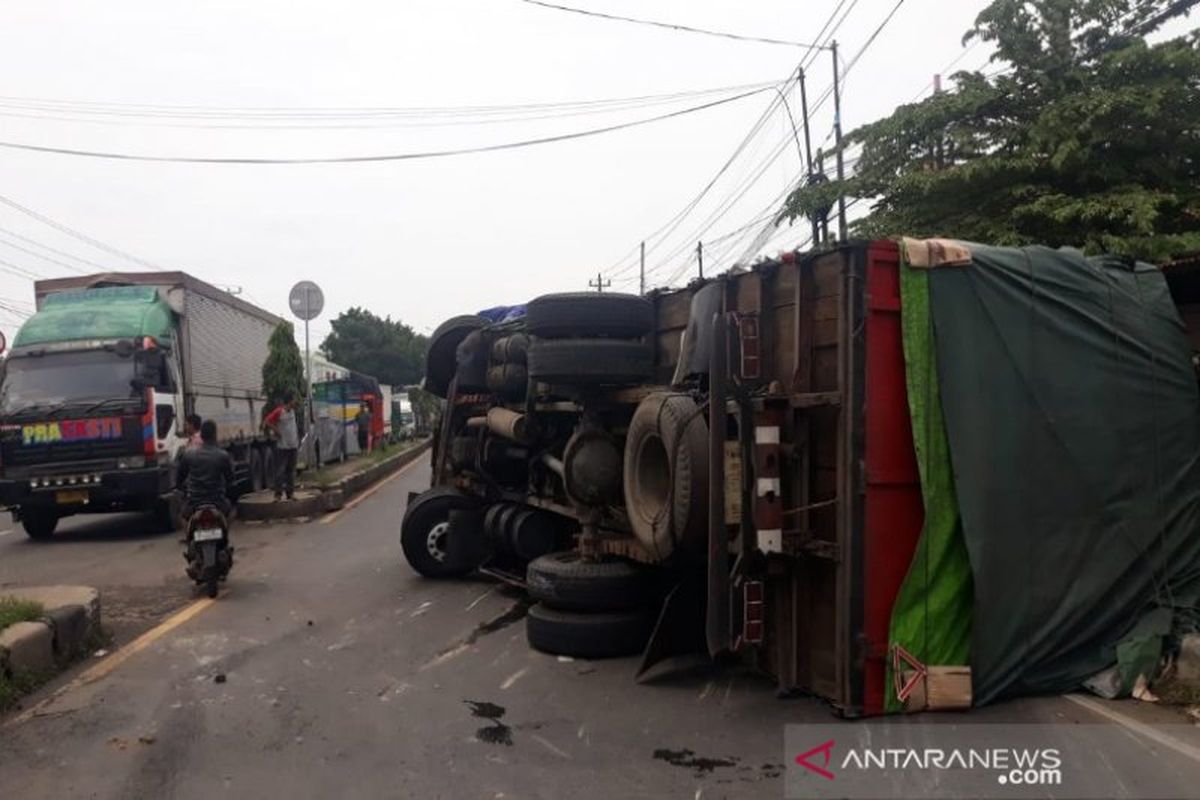Truk bermuatan kertas terguling di jalur pantura Tegal Sari Kabupaten Batang diduga akibat rem blong, Selasa (8/1/2020).