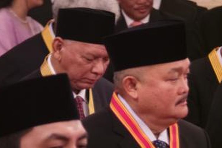 Gubernur Kalimantan Timur Awang Farouk dan Gubernur Sumatera Selatan Alex Noerdin saat menerima tanda kehormatan dari Presiden Susilo Bambang Yudhoyono di Istana Negara, Rabu (13/8/2014).