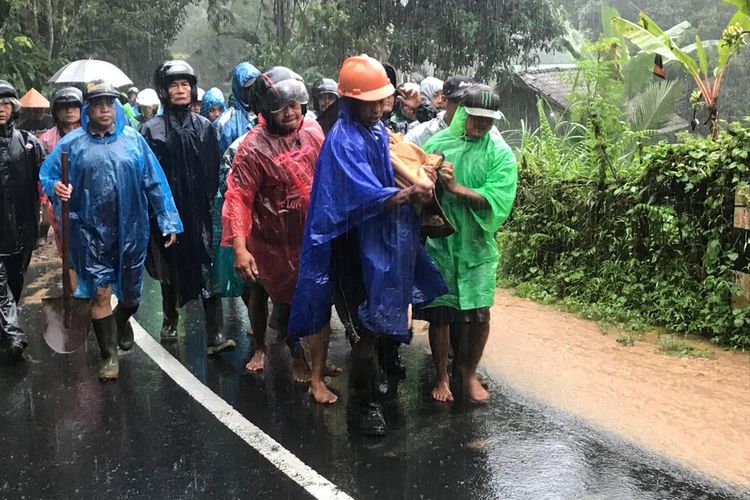 Petugas mengevakuasi jenazah korban tanah longsor di Kabupaten Tabanan, Provinsi Bali.