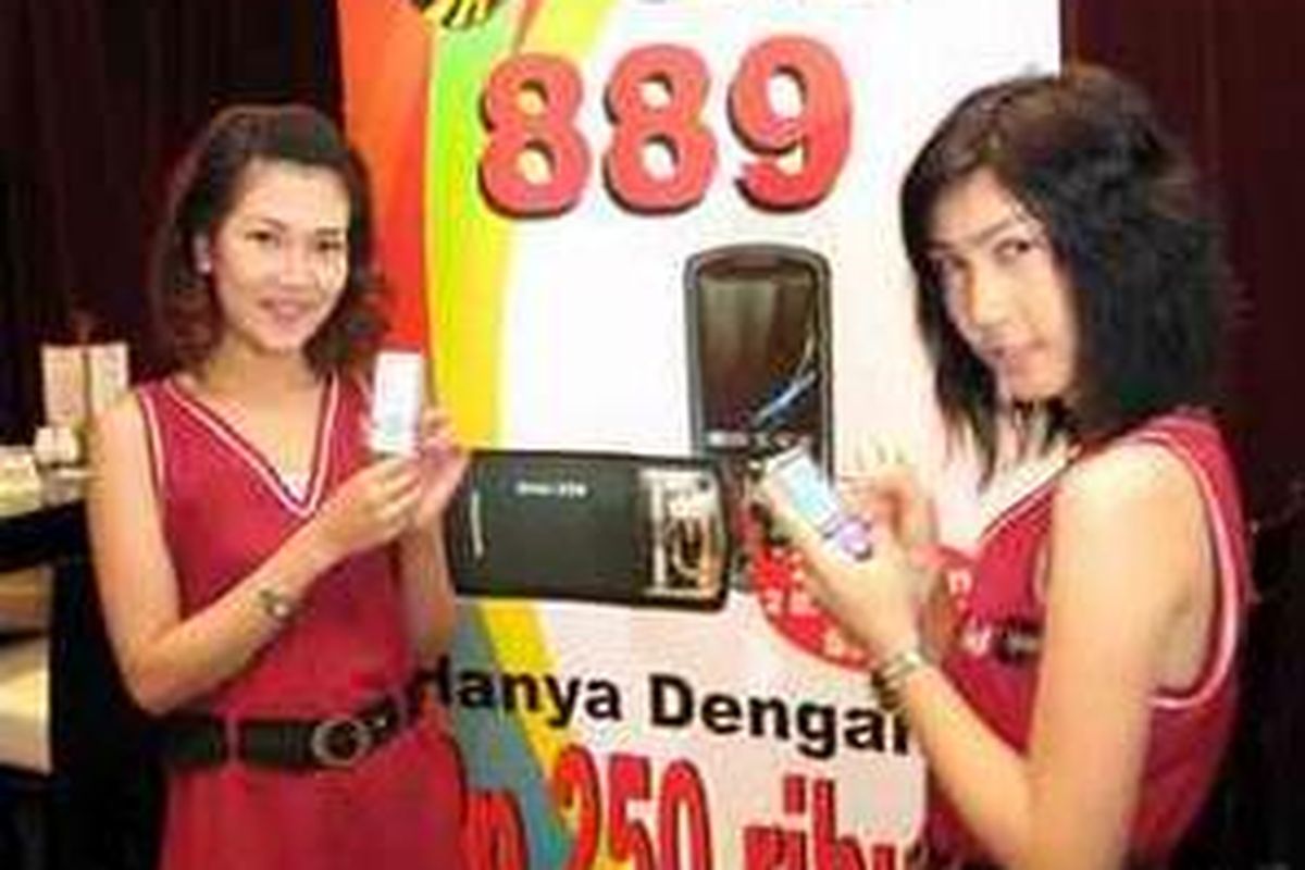 Dua orang model memamerkan ponsel terbaru keluaran MyG.