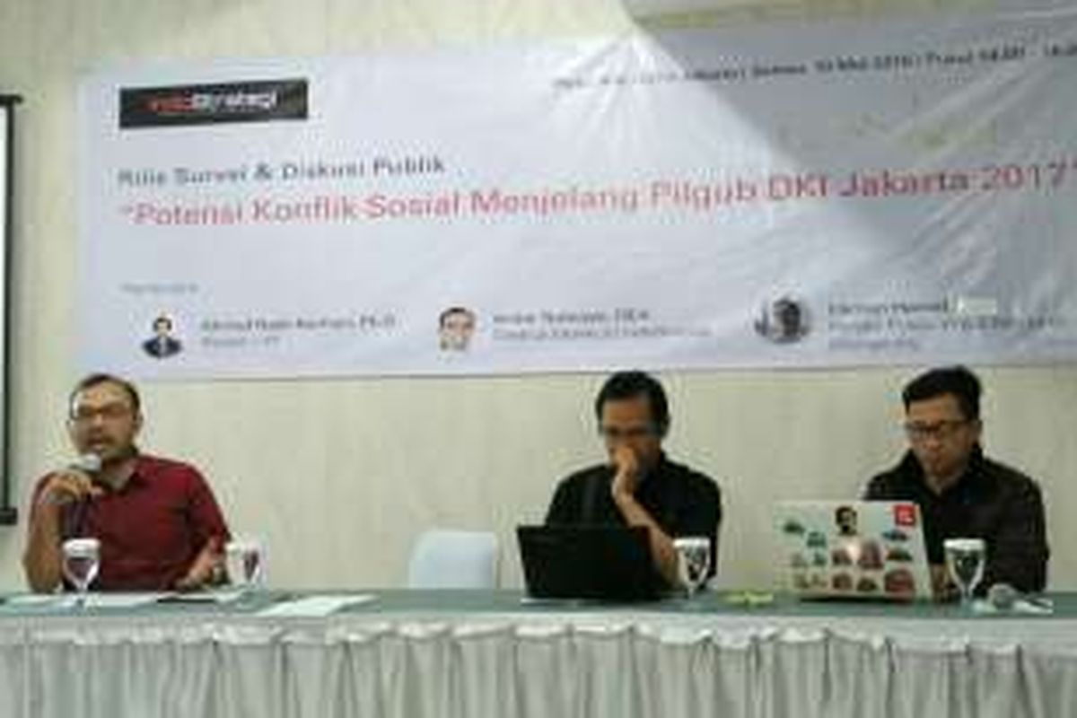 Kiri ke kanan: Direktur Eksekutif IndoStrategi Andar Nobowo, Peneliti LIPI Ahmad Najib Burhani, dan Pendiri Public Virtue Institute Usman Hamid dalam rilis survei bertajuk 