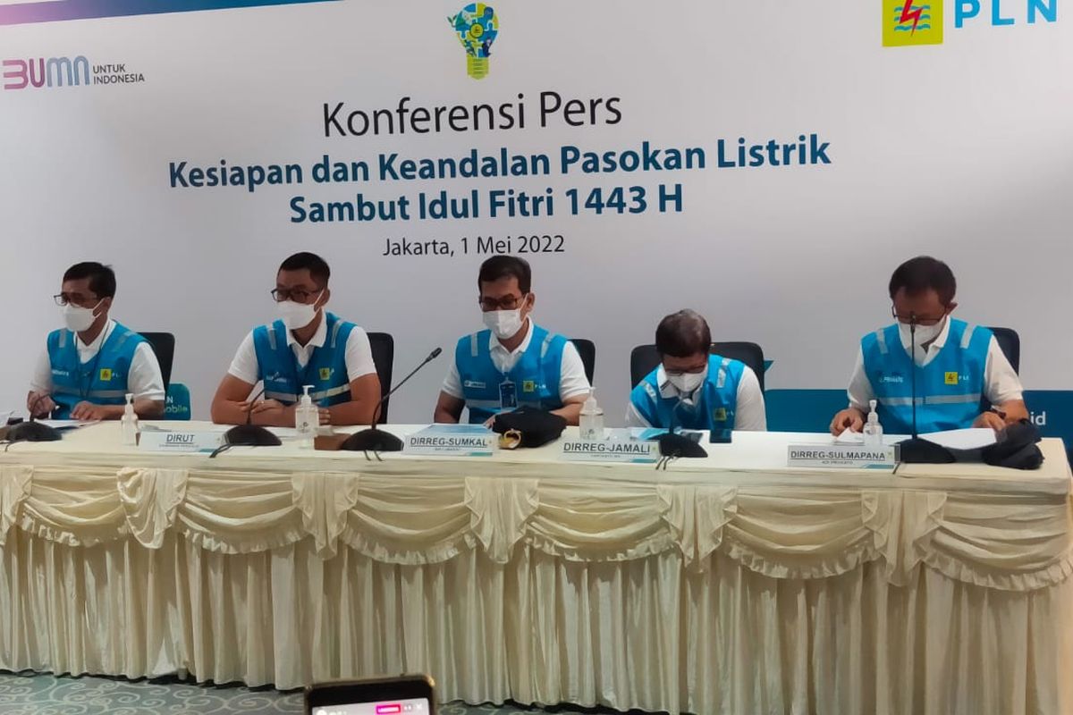 Direktur Utama PT PLN (Persero) Darmawan Prasodjo (kedua dari kiri) dan para Direktur Regional saat memaparkan kesiapan pasokan listrik selama mudik Lebaran 2022 di Kantor Pusat PLN, Jakarta pada Minggu (1/5/2022).