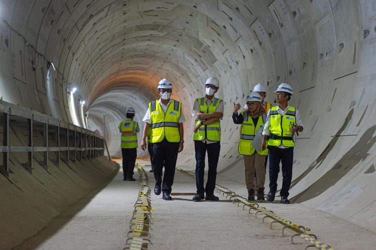 Selama berada di area konstruksi, Direktur Konstruksi Weni memberikan informasi teknis terkait pembangunan stasiun. 