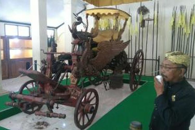 Kereta Singa Barong ini dibuat pada 1549 oleh Panembahan Losari dan digunakan semua Sultan Cirebon sejak Sunan Gunung Jati. Di dalam desain kereta kencana ini terdapat akulturasi budaya Islam, Hindu dan China.