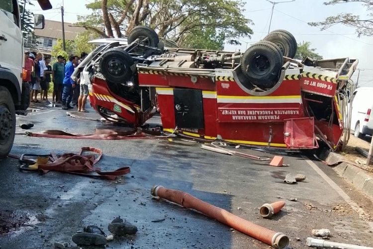 Detik-detik Damkar Pangkep Terbalik Saat Hindari Mobil, 2 Petugas Tewas