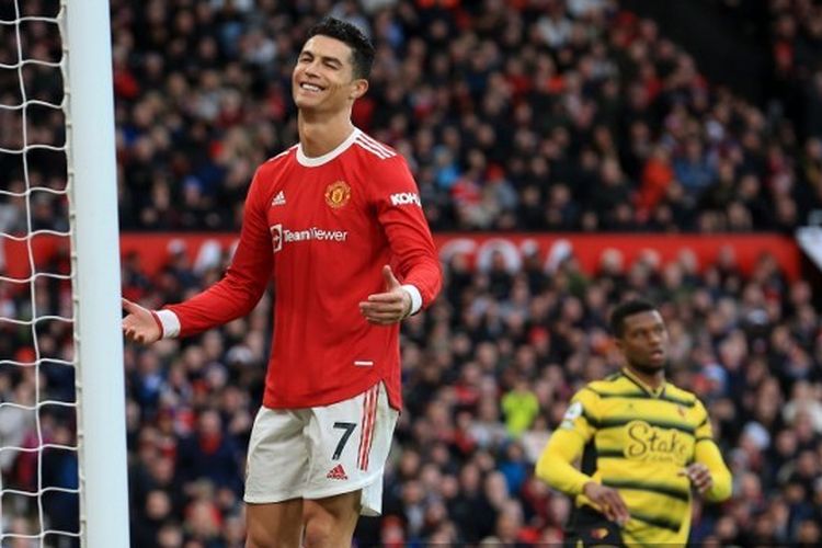 Ekspresi penyerang Man United, Cristiano Ronaldo, usai melewatkan kans mencetak gol dalam laga Liga Inggris 2021-2022 kontra Watford di Stadion Old Trafford, Sabtu 26 Februari 2022.