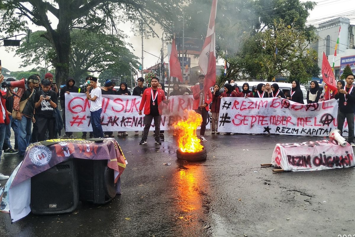 Puluhan mahasiswa GMNI menggelar demonstrasi menolak kenaikan harga BBM bersubsidi di bundaran Tugu Adipura, Sukabumi, Jawa Barat, Senin (5/9/2022).