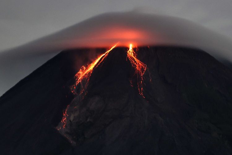 Guguran lava pijar Gunung Merapi terlihat dari Desa Wonokerto, Kecamatan Turi, Kabupaten Sleman, DI Yogyakarta, Kamis (4/3/2021). Menurut data Balai Penyelidikan dan Pengembangan Teknologi Kebencanaan Geologi (BPPTKG) periode pengamatan Kamis (04/03/2021) pukul 18:00-24:00 WIB dan Jumat (05/03/2021) 00.00-06.00 WIB Gunung Merapi mengalami 81 kali guguran lava pijar dengan jarak luncur maksimal 1.200 m ke arah barat daya.