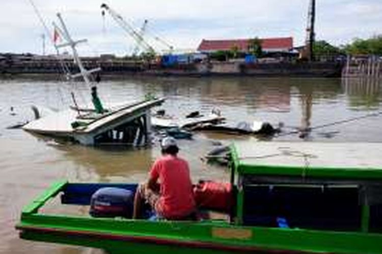 Dua kapal kayu milik perusahaan PT Hutama Karya tenggelam di Pelabuhan Tunon Taka, Nunukan, Kalimantan Utara, setelah dihantam ponton yang digunakan mengangkut alat berat pembagunan pelabuhan. Seorang ABK kapal tagboad berhasil menyelamatkan diri dari kejadian tersebut.